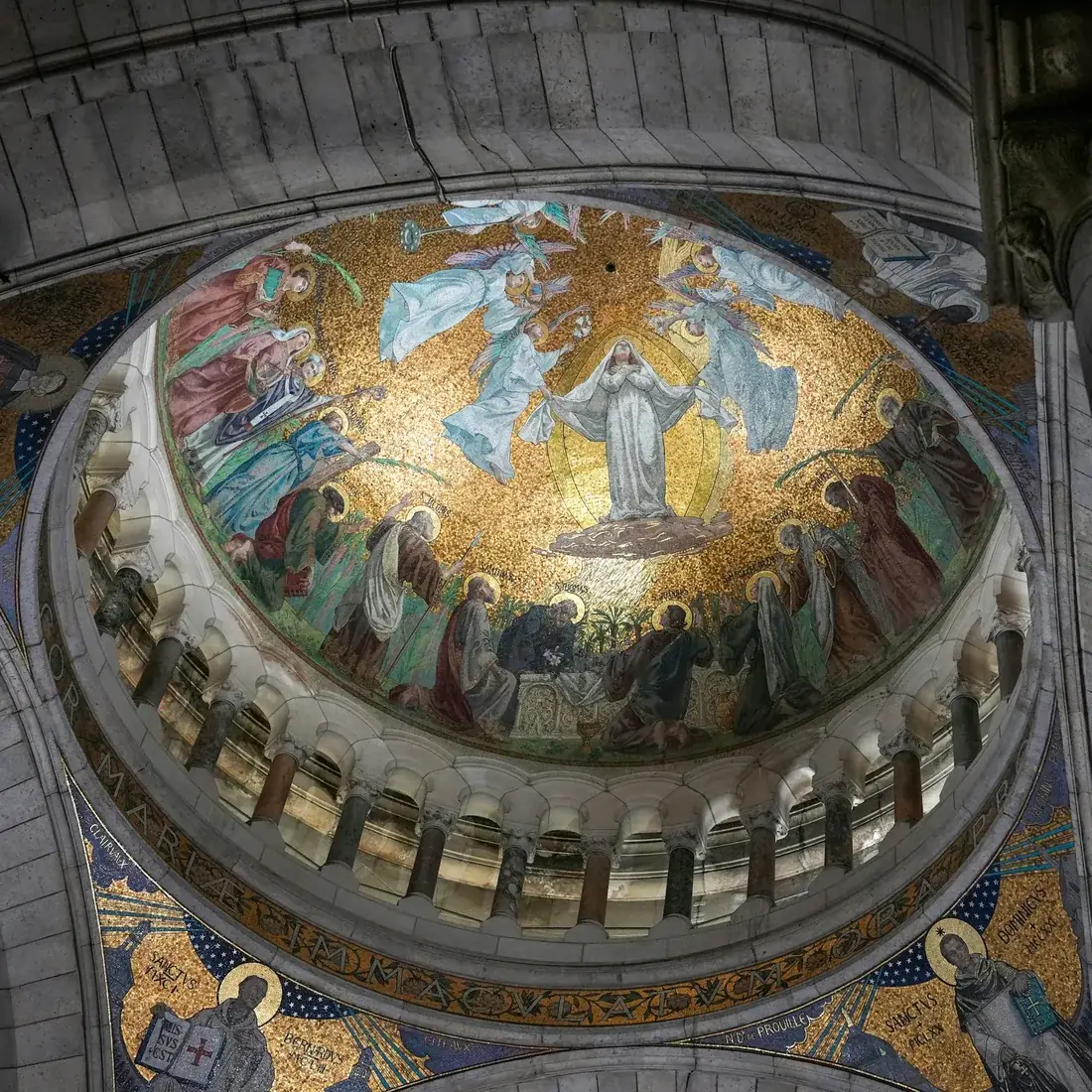 Superficie dorada con figuras sagradas dentro de una cúpula, ejemplo del fondo de oro característico de la tradición iconográfica